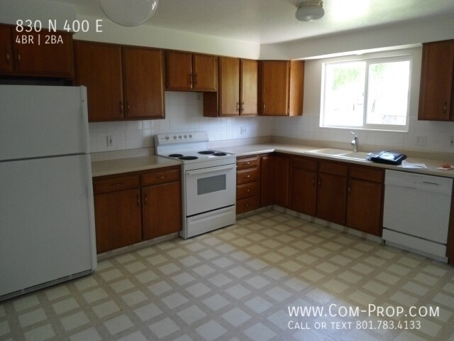 Foto del edificio - Spacious 4 Bed 2 Bath Duplex