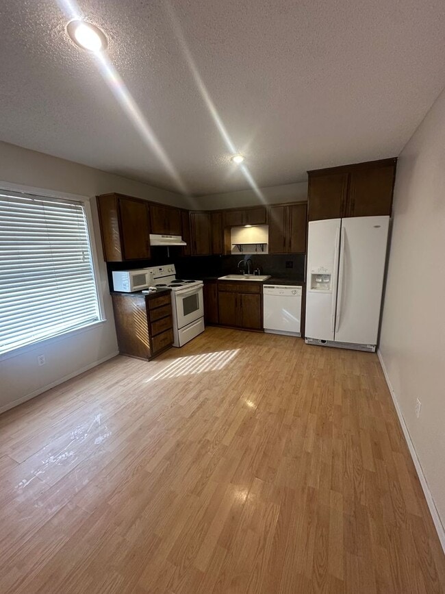 Building Photo - Spacious 2 Bed Condo! Fully Fence Backyard with a 1 Car Garage!