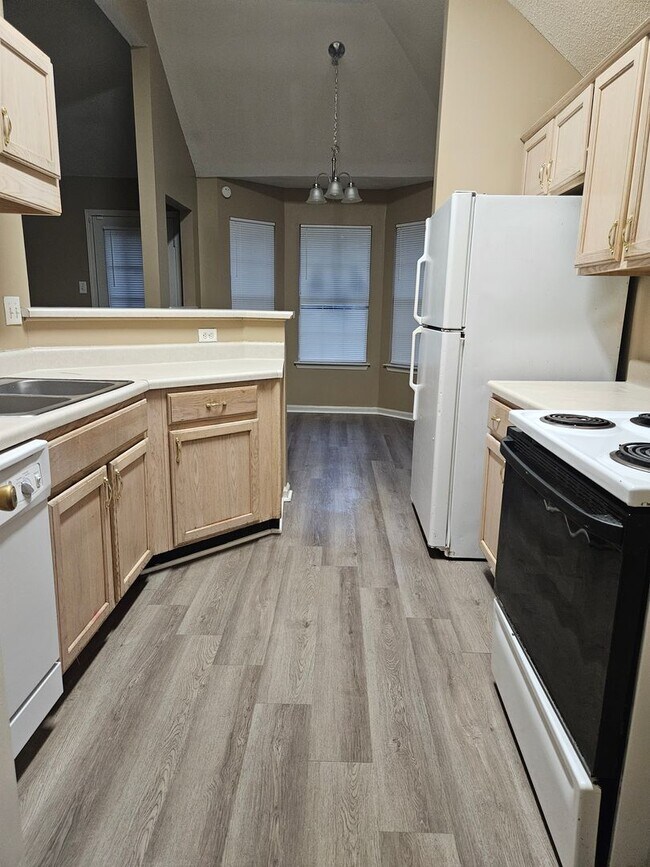 Building Photo - Available Now! MOVE IN SPECIAL $250 OFF FI...