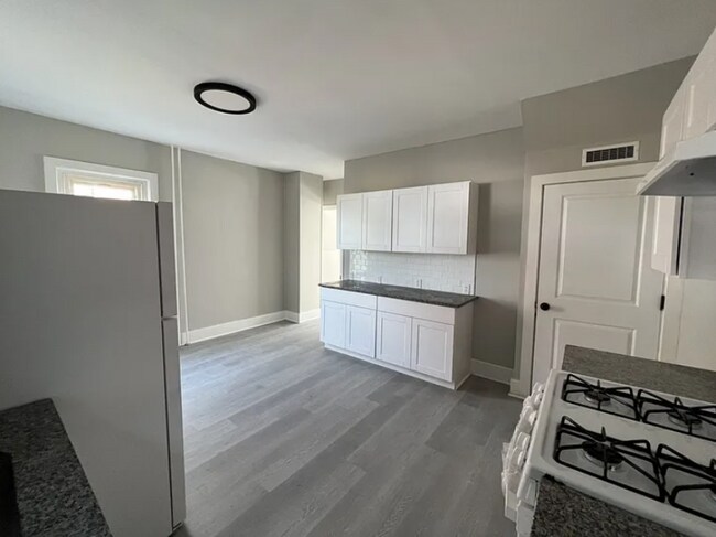 Foto del edificio - This beautifully remodeled single-family r...