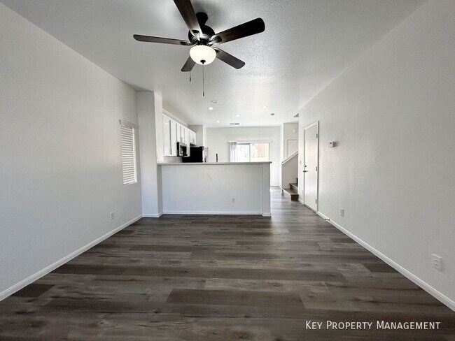 Foto del edificio - 897 Blushing Rose Pl