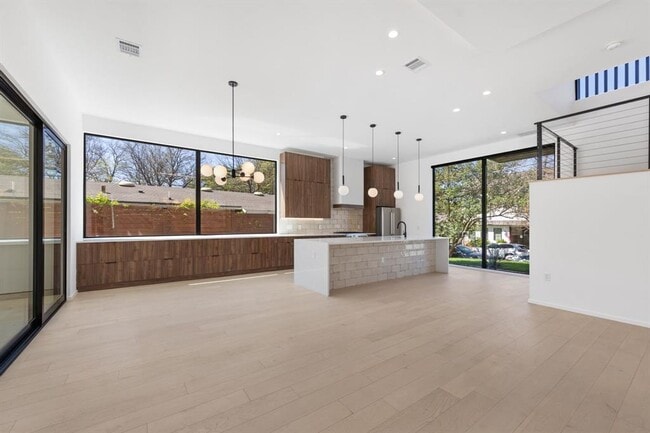 Foto del edificio - 2411 Winsted Ln