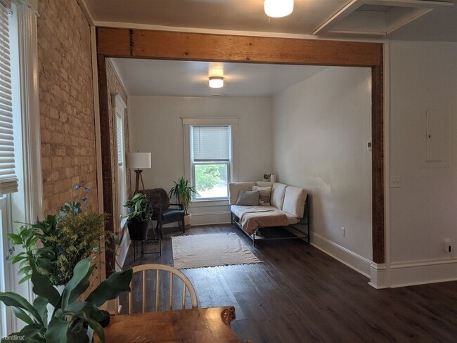Building Photo - 1 br, 1 bath Triplex - 439 W Washington St...