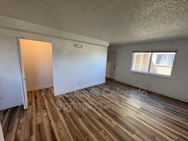 Foto del edificio - 6678 Provincial Dr