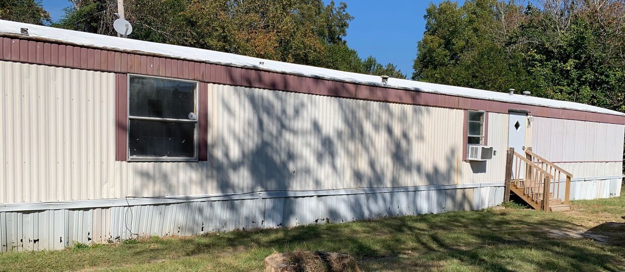 Foto principal - APPROVED SECTION 8 VOUCHERS ONLY! Rent thi...