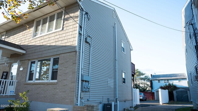 Foto del edificio - 73 Maple Ave