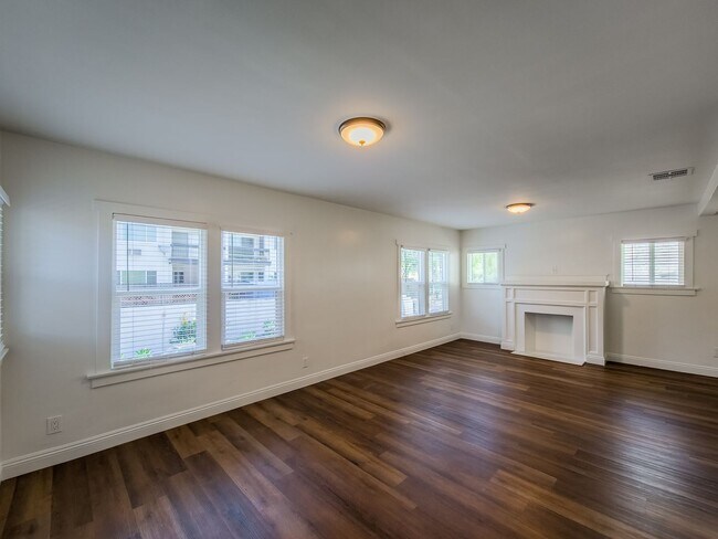 Building Photo - 338 S Benton Way