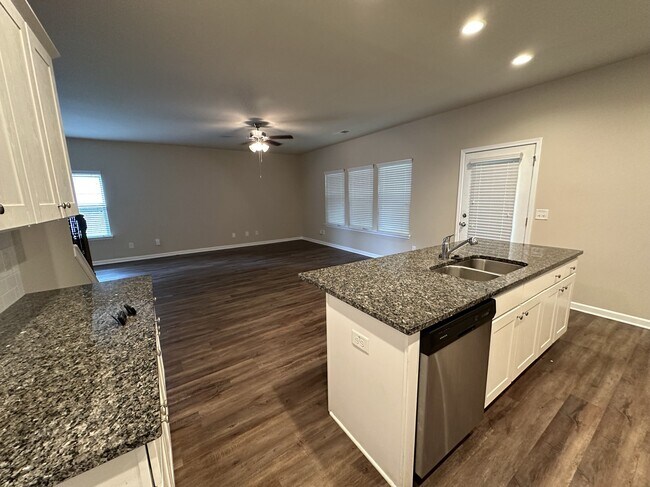 Building Photo - 148 Avonwood Cir