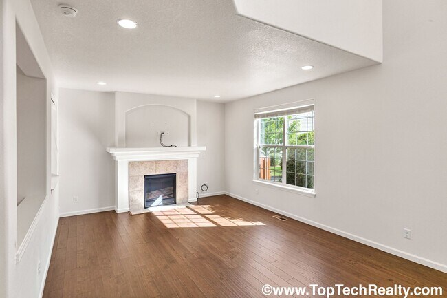 Foto del edificio - Gorgeous 3 bed, 2.5 bath Single Family Hom...