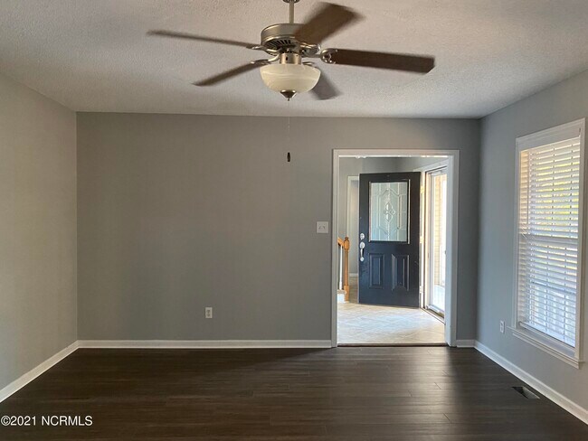 Building Photo - 802 Pine Valley Ct