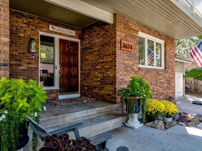 Building Photo - Cozy Hillside Boise Beauty Available 1/1/26!