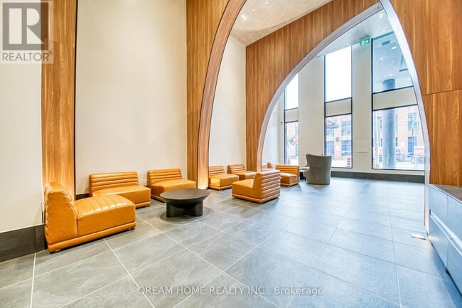 Building Photo - 270 Dufferin St