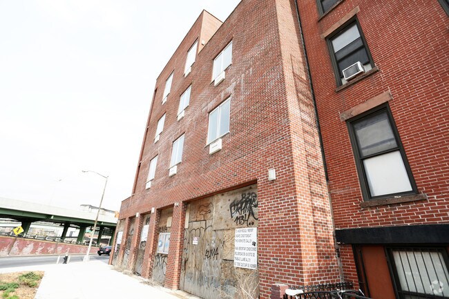 Building Photo - 671 Henry St