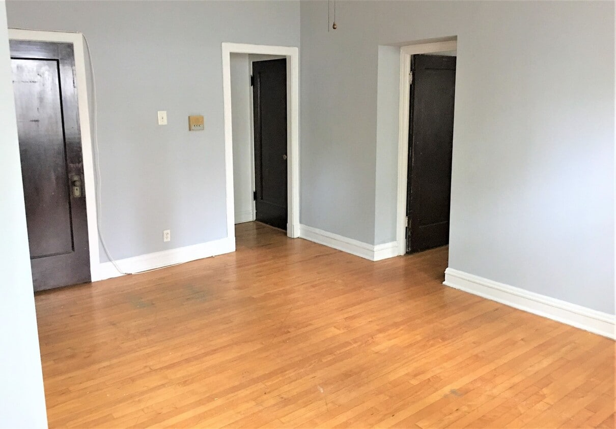 Primary Photo - 1060 W Cornelia Ave