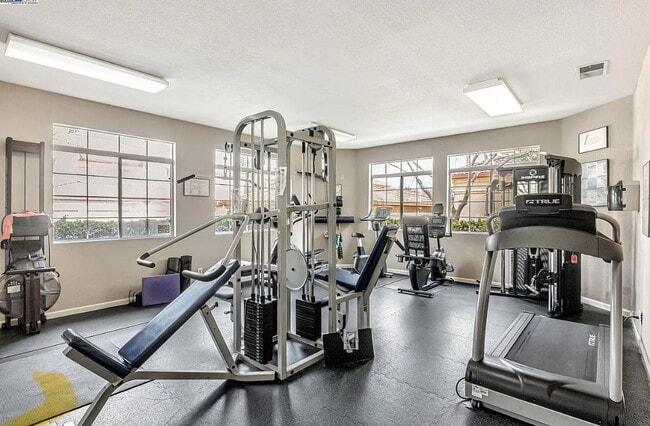 Foto del edificio - Beautiful & spacious 1 bedroom  updated condo with private patio and covered parking.