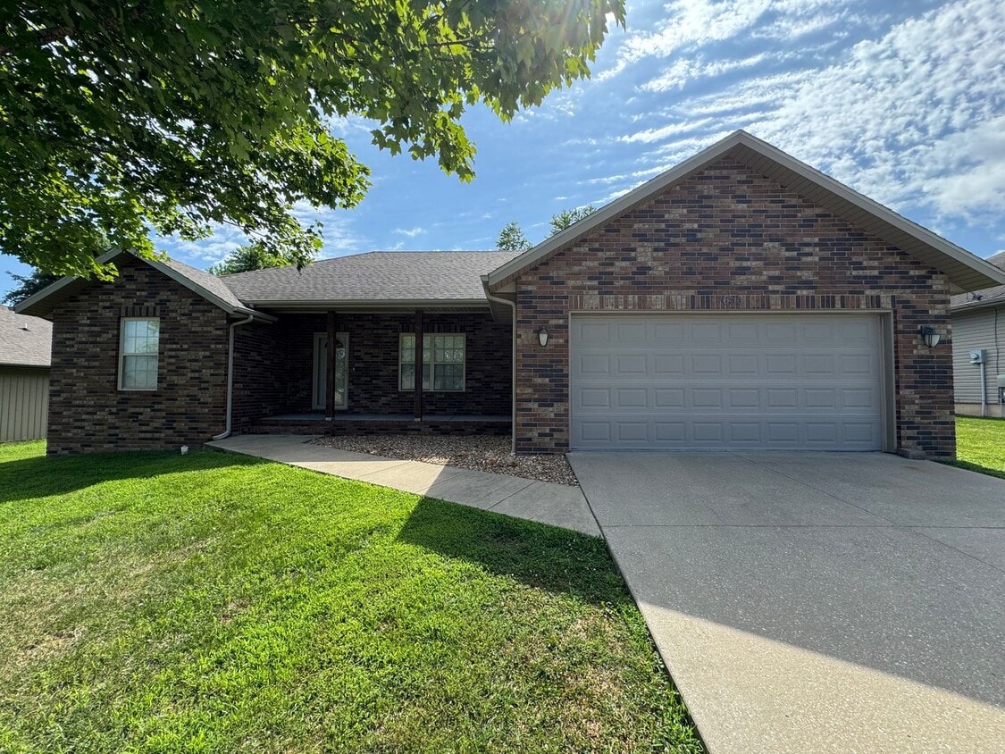 Primary Photo - Beautiful 3 bedroom 2 Bathroom Home locate...