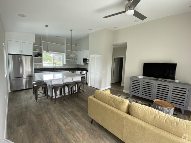 Building Photo - 3662 Quimby St