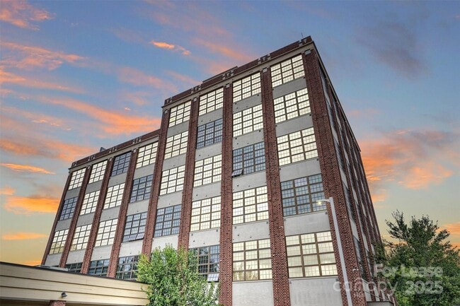 Building Photo - 715 N Graham St