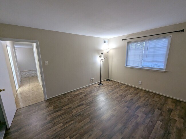 Building Photo - Lovely Condo - Northeast