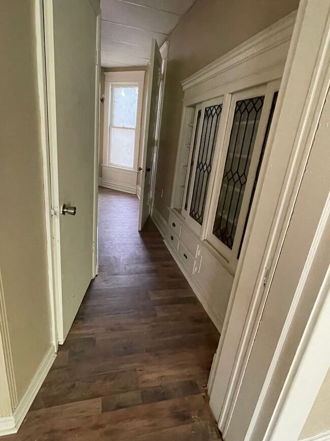 Building Photo - Newly Renovated Unit