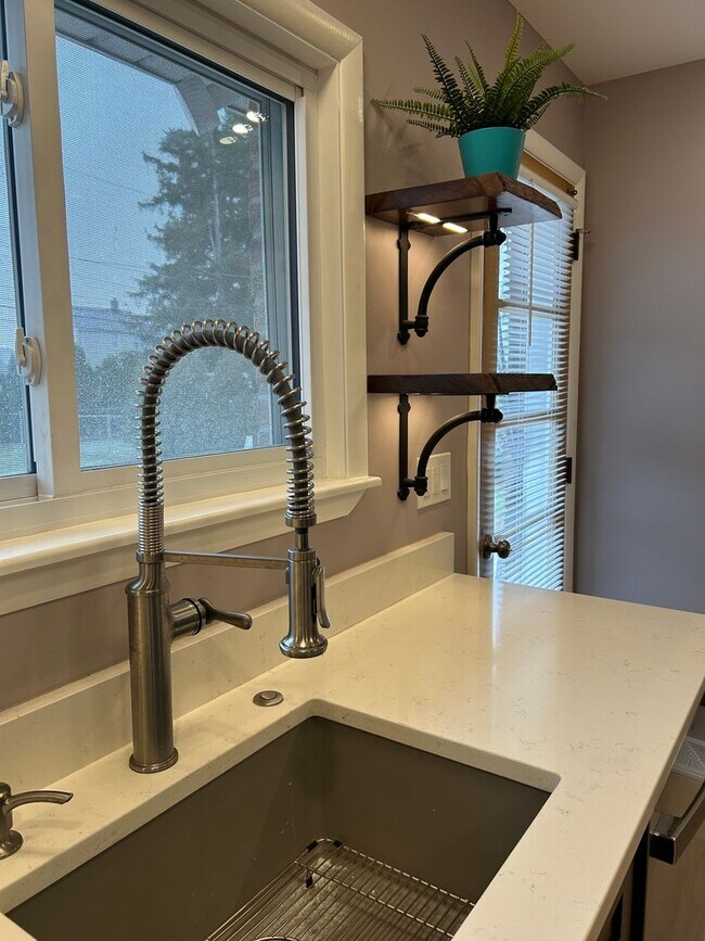 Foto del edificio - Brick Ranch for Rent in Mayfield HTS walking distance to Golden Gate Plaza