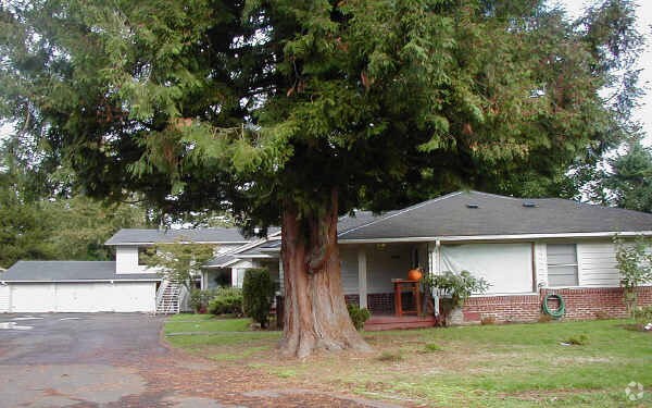 Building Photo - 4320-4328 NE Maywood Pl
