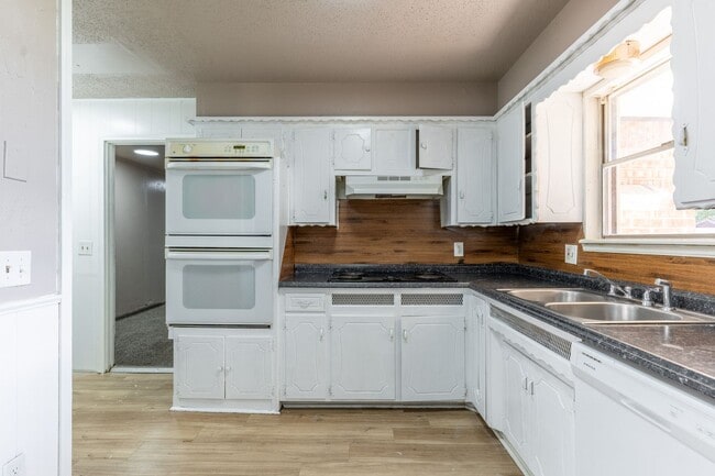 Building Photo - Gorgeous 5-Bedroom Home!