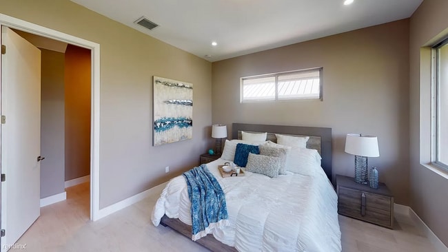 Building Photo - 3 br, 3.5 bath Townhome - 618 NE 12th Ave