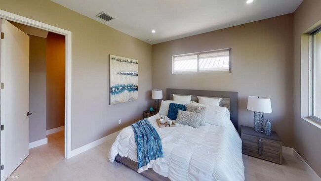 Foto del edificio - 3 br, 3.5 bath Townhome - 618 NE 12th Ave