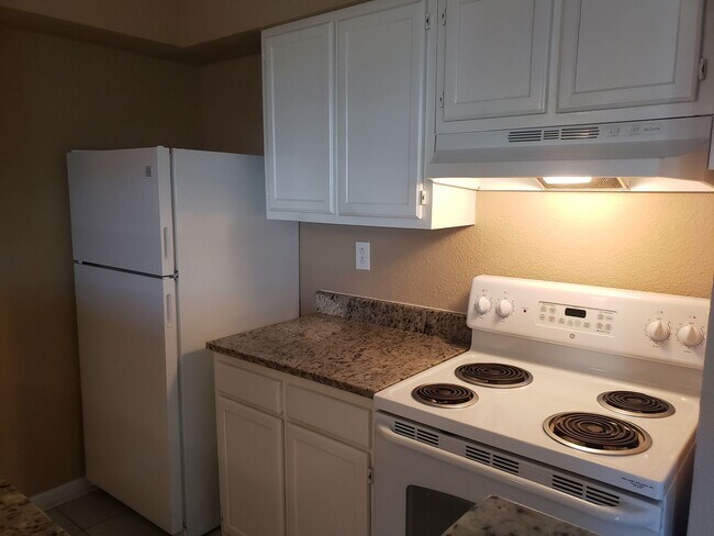 Foto del edificio - Modern 2 Bed | 2 Bath Townhouse in Town Center!