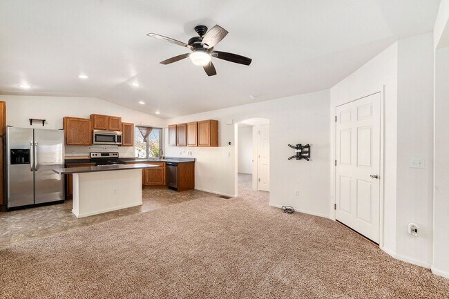 Foto del edificio - Spacious 3 Bed 3 Bath in the heart of Green Valley Ranch ELECTRICITY INCLUDED IN RENT