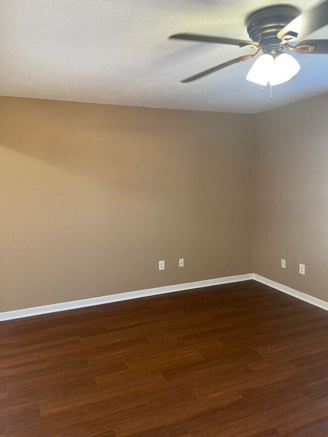 Foto del edificio - AUGUST 2026 PRE-LEASE Wonderful 3 Bed, 3 Bath Duplex Walking Distance from Campus!
