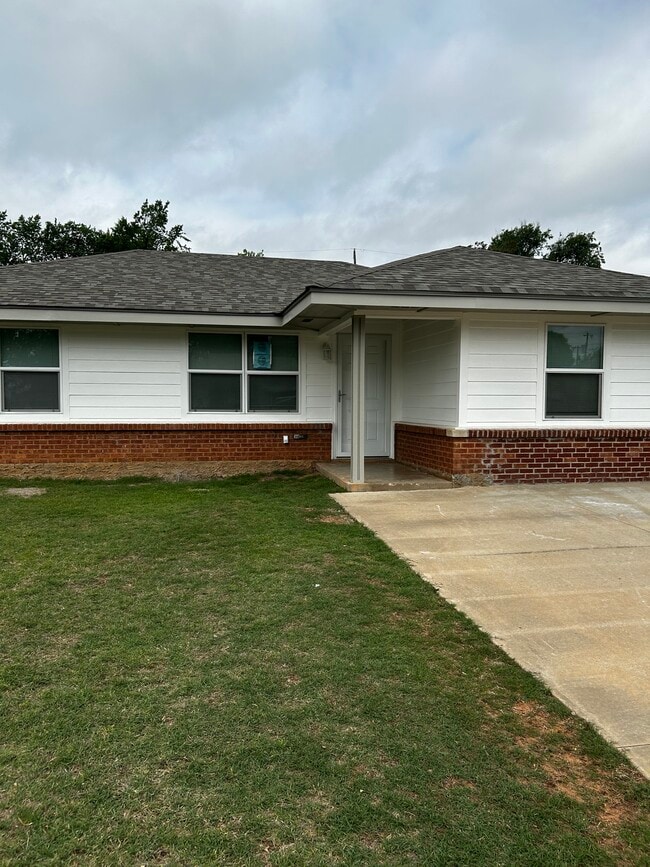 Building Photo - 2129 Turner Dr