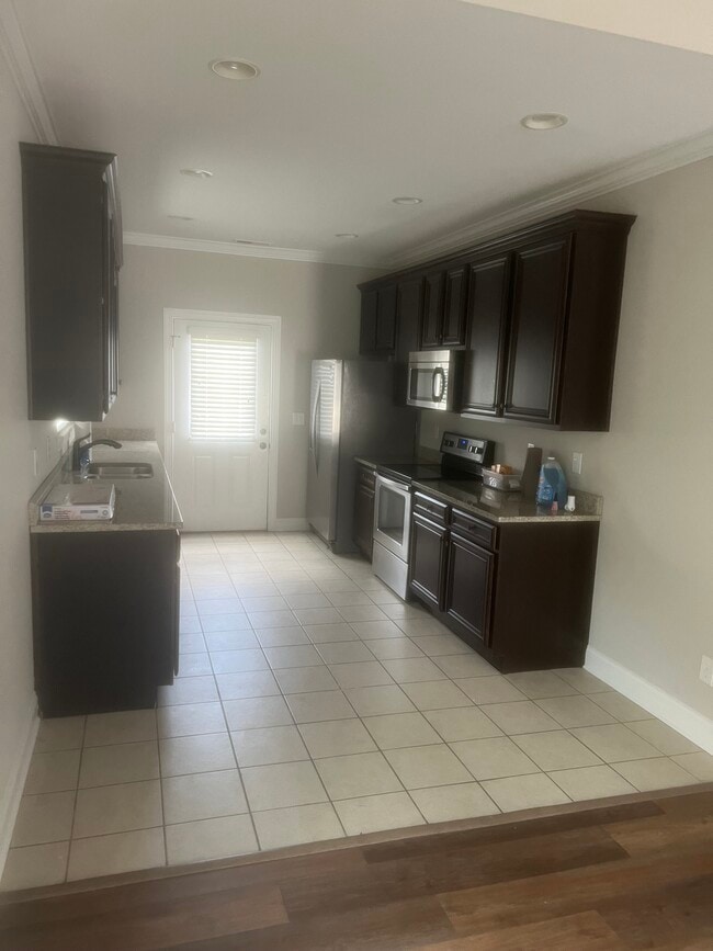 Building Photo - 1718 Stonebriar Dr NE