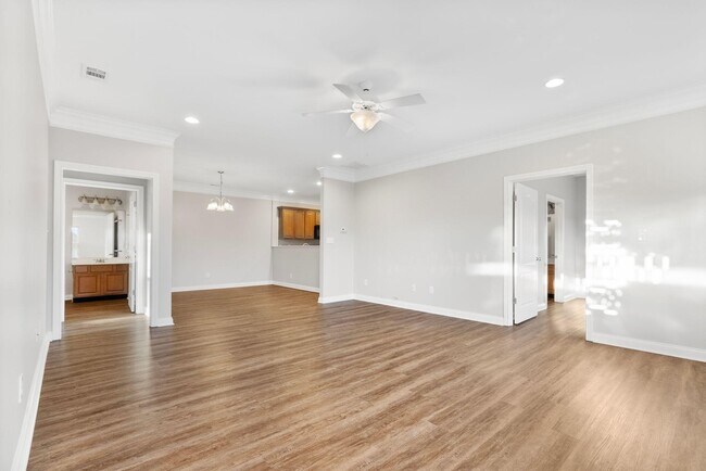 Foto del edificio - 585 Regency Cir