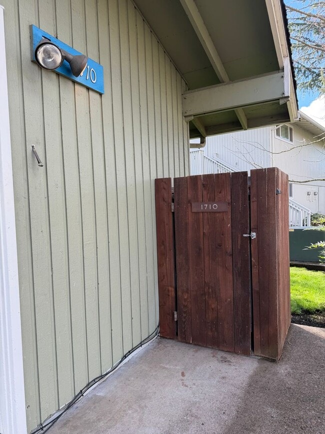 Foto del edificio - Updated 2 bedroom 1 bath duplex in Eugene!  $200 OFF YOUR FIRST MONTH'S RENT!