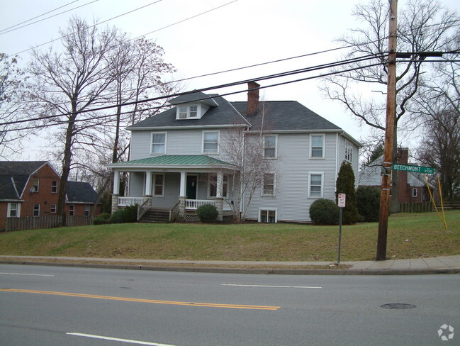 Building Photo - 2332 Beechmont Ave