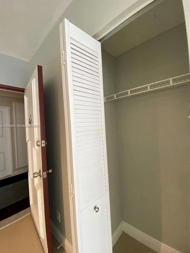 Foto del edificio - 5600 Collins Ave