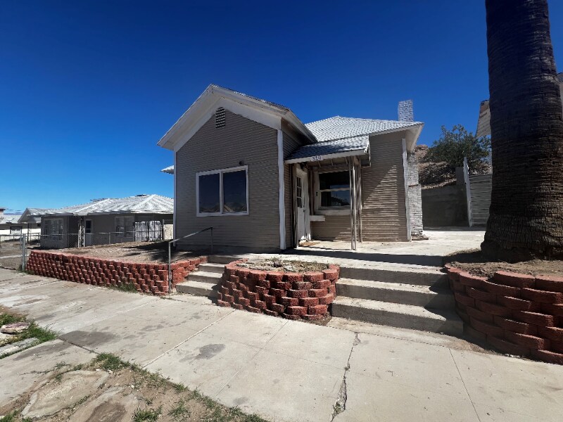 Primary Photo - 319 E St