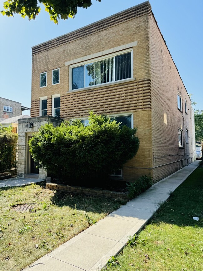 Building Photo - 6236 N Albany Ave