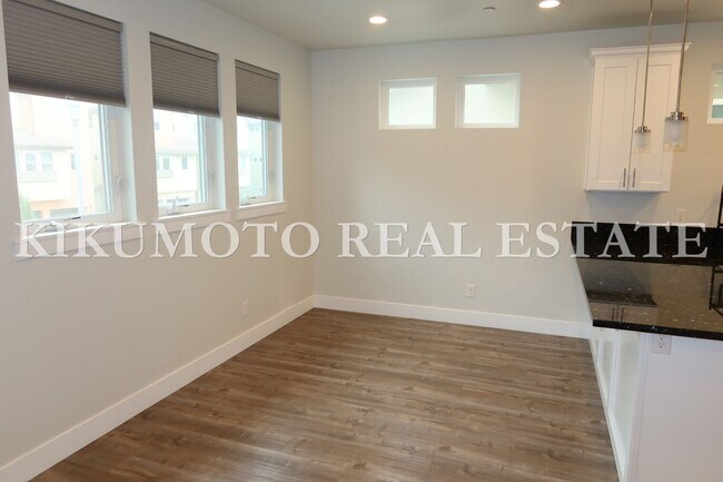 Foto del edificio - Modern & Elegant Tri-level home in the Riverside Terrance Community