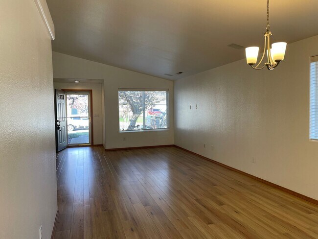 Building Photo - Newly Updated 3 Bedroom 2 Bath Home **Must See Home**