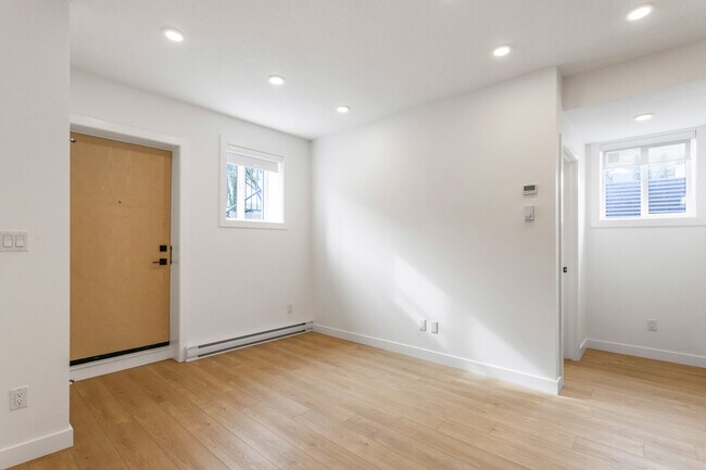 Building Photo - 9801-9153 153 St NW