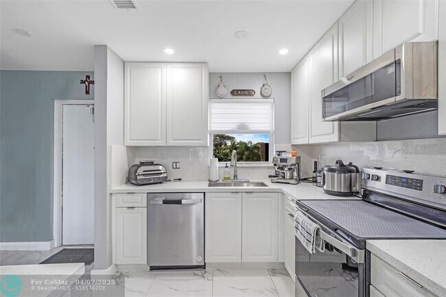Foto del edificio - 6650 Royal Palm Blvd