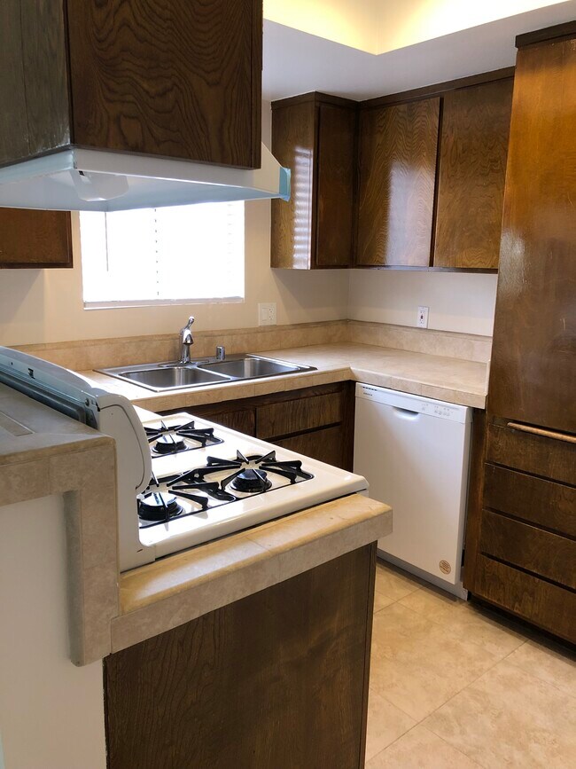 Cocina - 1420 E Stearns Ave