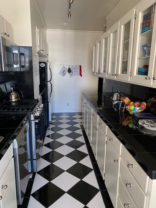 Building Photo - Pacific Heights: Unfurnished 4th Floor Apt w/ Optional Garage Parking & Shared Roof Deck Availabl...