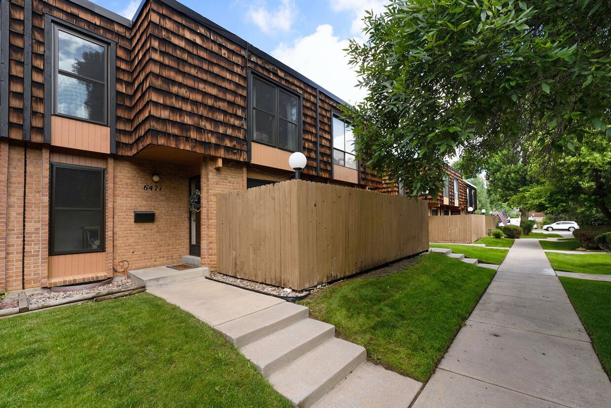Primary Photo - Beautiful modern and bright 2-bedroom town...