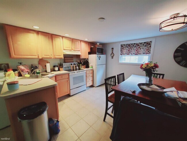 Building Photo - 1 br, 1 bath Condo - 596 Fairfield Ave