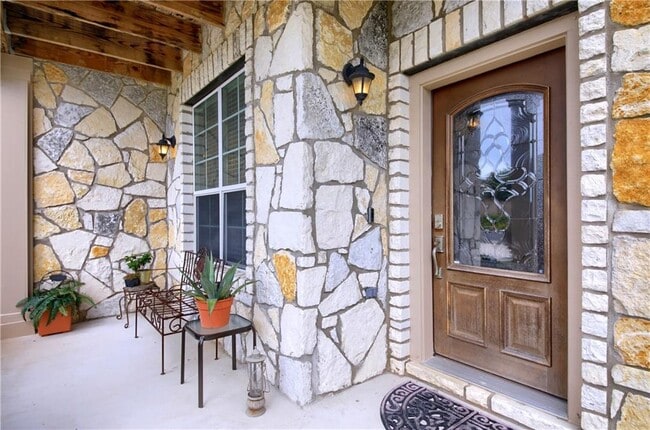 Building Photo - 1059 Four Seasons Farm Blvd