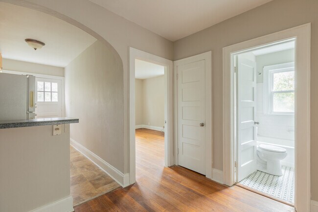 Building Photo - 819 W 51st St UNIT 4